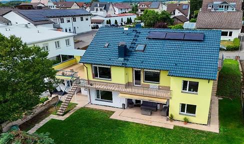 Spacious, newly renovated 4-room apartment with terrace and fitted kitchen in Steißlingen