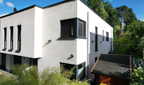 Energy self-sufficient DHH in top location with dream garden