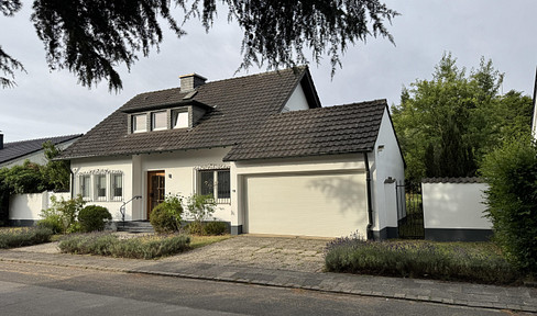 Rare opportunity, Alt Schürkesfeld, freshly renovated with large plot of land