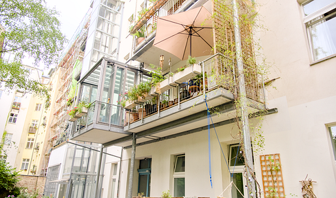 Spacious condominium in the heart of Kreuzberg with a green oasis