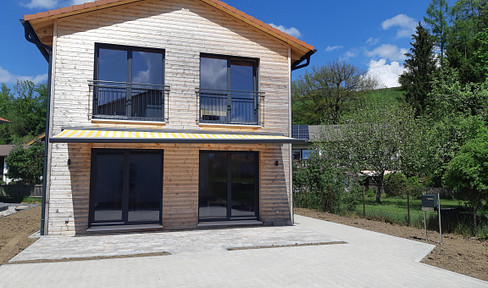 RAUM CHIEMGAU - PROVISIONSFREI VON PRIVAT: Modernes Holzhaus (Neubau 2024) auf seltenem Pachtgrund