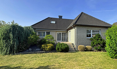 Well-maintained detached house with south-facing terrace and large basement in a quiet location in Garbsen