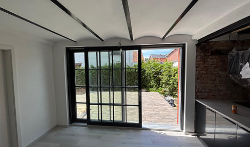 Loft apartment in historic fish smokehouse - 5 rooms, west-facing terrace & style in prime Schlutup location