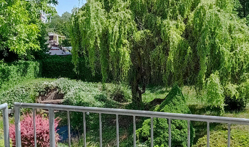 From private owner: Bright, spacious 2-room apartment in small MFH with large garden and underground parking
