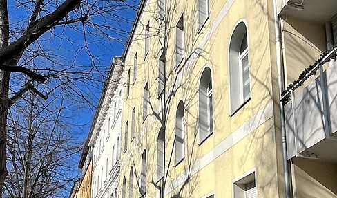 Historic apartment building with development potential in Berlin-Weißensee - commission-free