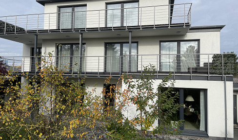 Modern villa suitable for a large family, featuring 3 garages and 4 bathrooms. It has the potential to be divided into 3 separate apartments. Price negotiable.