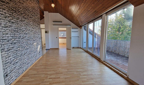 Top floor apartment - 3 rooms with loggia in well-kept house