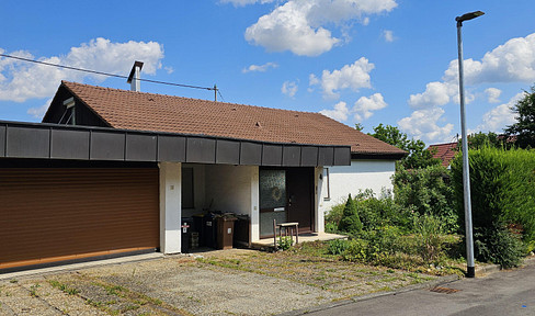 Detached house with large plot of land