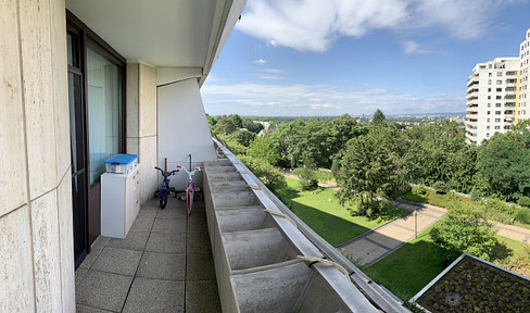 Beautiful, light-flooded 3-room apartment with 2 balconies, garden and swimming pool in Sachsenhausen-Süd