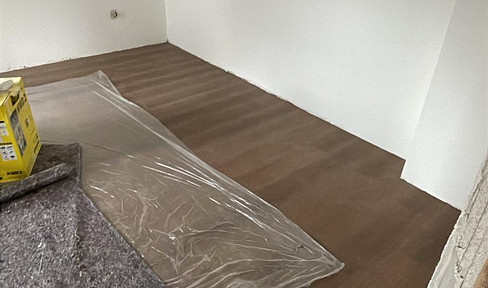 Erstbezug nach Sanierung – Modernisierte 4-Zimmer-Wohnung mit neuer Einbauküche, auch WG-geeignet