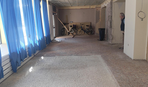 Spacious commercial unit in city center location