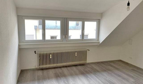 Refurbished 1-room apartment with fitted kitchen and washing machine in city center location near Ludwigsplatz!