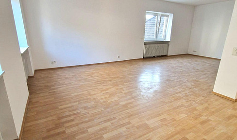 Teilrenovierte helle 3 Zimmerwohnung mit Einbauküche und Balkon