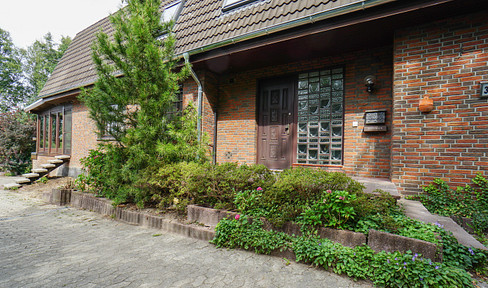 Large house with granny apartment, available immediately