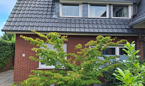 Schöne DG Wohnung mit Garten u. Carport