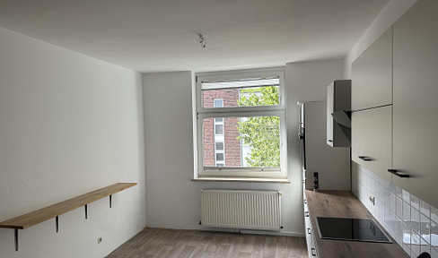 Newly renovated 4-room apartment with fitted kitchen & parking space