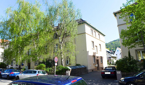 Very charming 2-room apartment in an old building, top location, investment or owner-occupation
