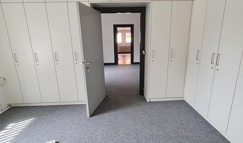 Office space at ground level and quiet +2 parking spaces near Tempelhof harbor