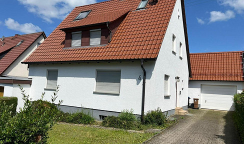 Provisionsfreies, freistehendes Zweifamilienhaus mit Garten in ruhiger Lage