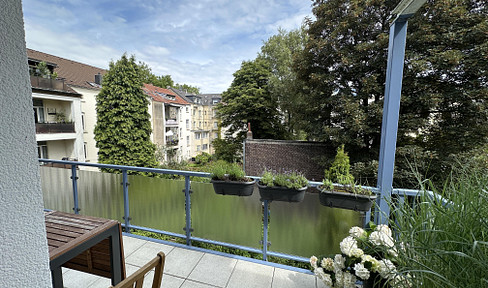 Core refurbished 2.5 room, girls' quarter, large balcony, bathroom: tub + shower + window, real wood parquet
