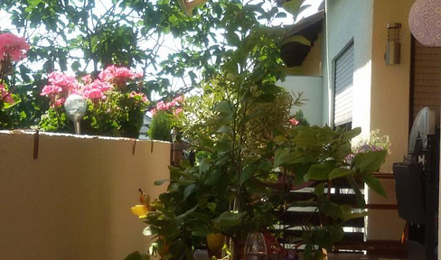Well-maintained, tasteful 4-suite apartment with upscale interior, balcony and fitted kitchen!