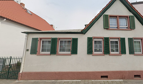Large 1-2 family house in need of renovation with garden in the center of Langen
