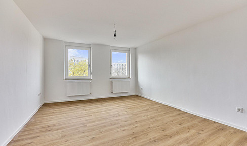 Available immediately: 2-room apartment with a separate kitchen and bathroom with a window – suitable for shared living.