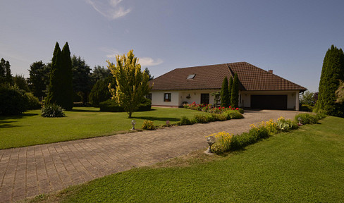 Spacious detached house on a beautiful plot of land