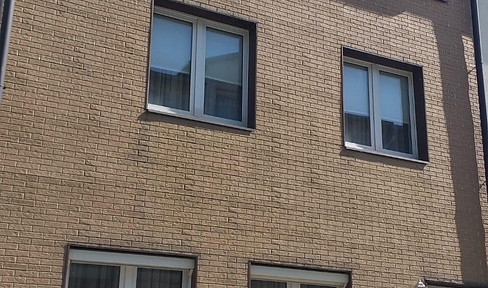 Mid-terrace house in city center location
