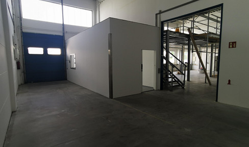 Warehouse & offices can be flexibly combined - with ramp & roller shutter door in the Augsburg East industrial estate