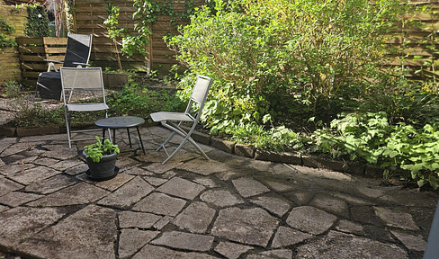 Komplett sanierte, möbl. 2-Zimmer Wohnung mit Terrasse & kleinem Garten