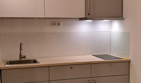 1,5-Zimmer Dachgeschosswohnung mit Einbauküche, Bad und Flur