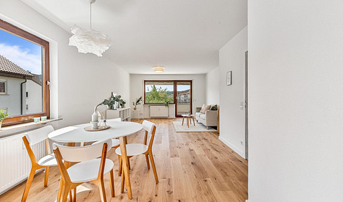 Available immediately: Attractive 3-room apartment with balcony and two parking spaces - newly renovated
