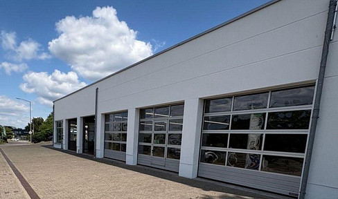 Hall space with 2 sectional doors in a prime location for rent