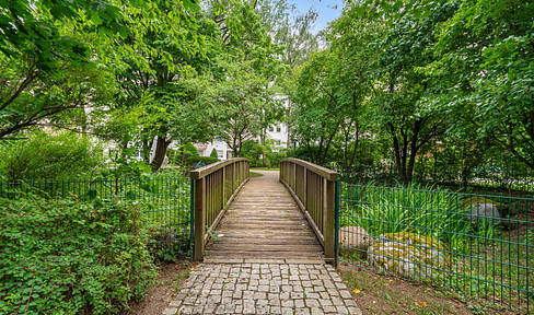 Far-reaching view in Germering! Freshly renovated 3-room apartment with two balconies & garage