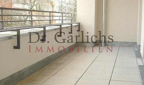 Balcony, elevator, 2 bathrooms - all close to Ku-Damm