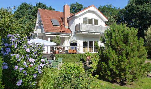 Well-maintained architect's house with full basement and separate granny apartment from private owner