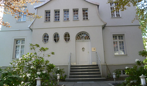 High-quality representative villa floor, very good transport connections, partial trade possible, commission-free