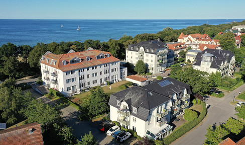 On the beach: Light-flooded 3-room apartment with sea view