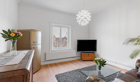 Stylish apartment in old building with balcony for owner-occupier or cash buyer (without estate agent)