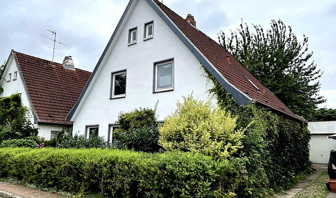 Charming single-family house with a garden, located in a desirable residential area.