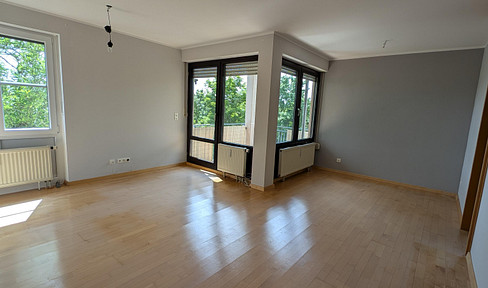Helle 3-Zimmer-Wohnung mit Balkon, Tiefgarage und Blick ins Grüne