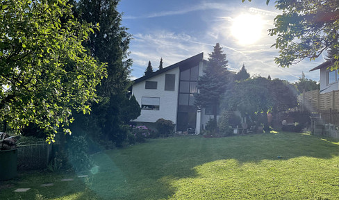 Spacious detached house with garden paradise and separate granny apartment
