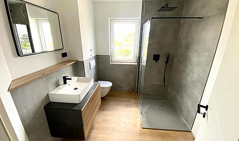 Move in immediately: High-quality refurbished apartment with balcony & underground parking