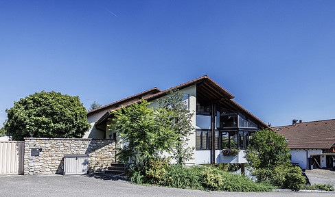 Architect-designed house (with 3 residential units), featuring a garden and a garage.