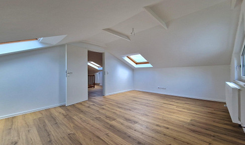 Bright 2.5-room apartment with balcony and garage: First occupancy after renovation with balcony