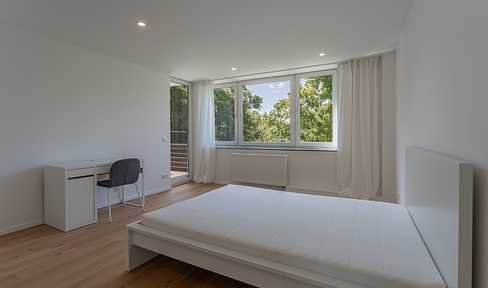 Large shared room with balcony - renovated!