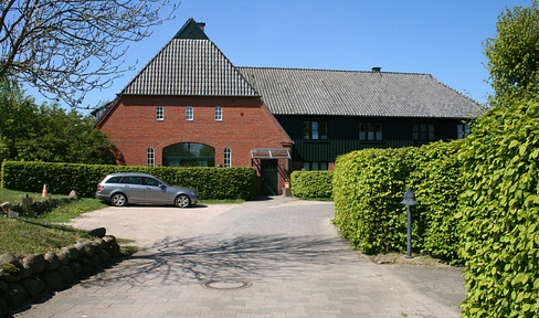 Einfelder See on the doorstep: Fantastic 4-room apartment on the first floor!