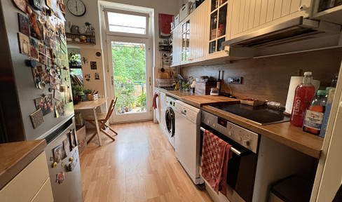 Spacious 4-room apartment with park view and two balconies in a central location in Hanau