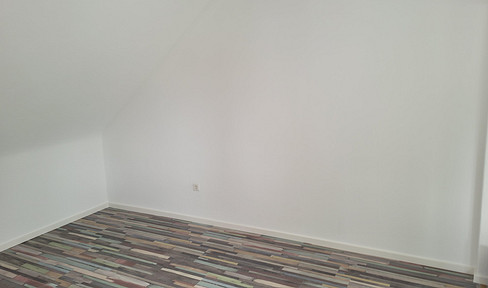 Erstbezug: Renoviertes Apartment (DG) mit Küche (Optional) - "Sofort verfügbar"